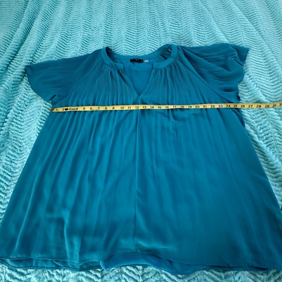 Tahari Turquoise Flutter Sleeve Blouse with Pleated Details 2x - Picture 8 of 11